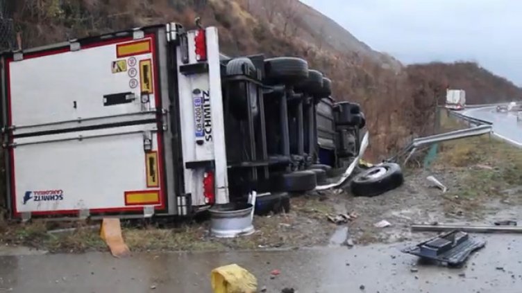 Тир се обърна на пътя