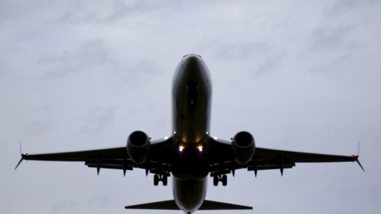 Руски самолет кацна аварийно, запалил се двигателят