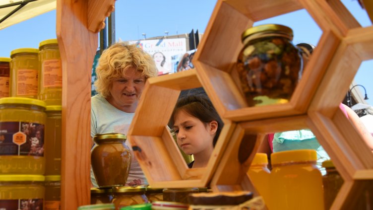 Традиционният базар на мед и пчелни продукти се провежда във Варна (СНИМКИ)