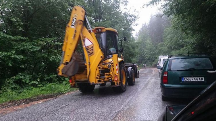 Срутища затвориха пътища в Смолянско, две села са без ток