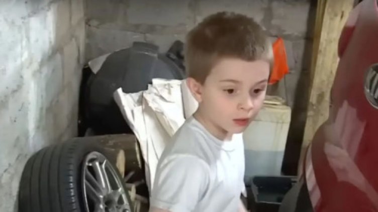 Драма: Момченце подкара KIA, за да си купи сода. Удари две коли (ВИДЕО)