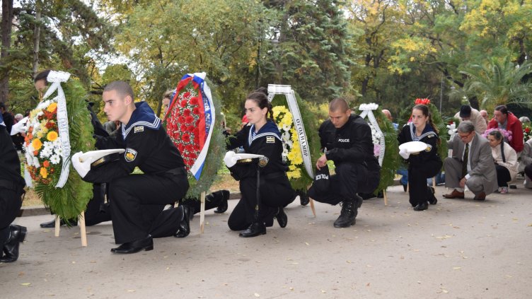 Варненци се поклониха пред делото на народните будители (СНИМКИ)