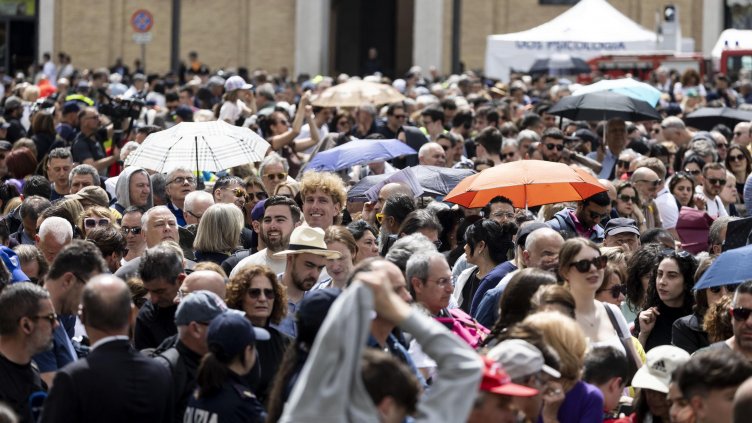 Десетки хиляди са във Ватикана преди погребението на папа Франциск