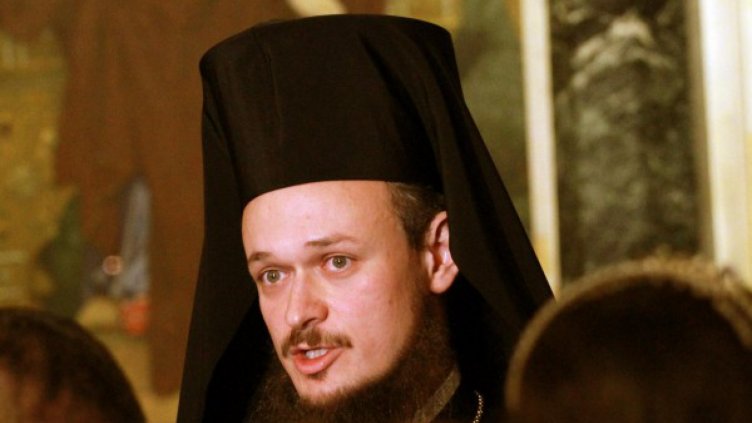 "Боклук, нещастник", викат хора на Дионисий в храма