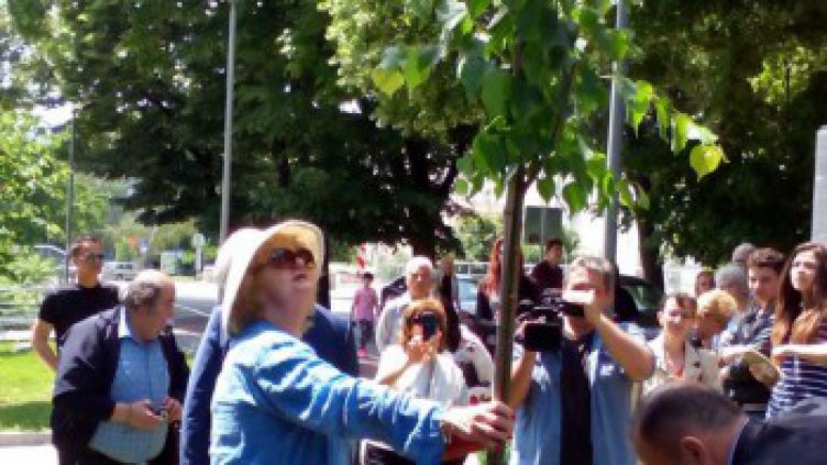 Татяна Лолова посади дърво пред операта в Стара Загора