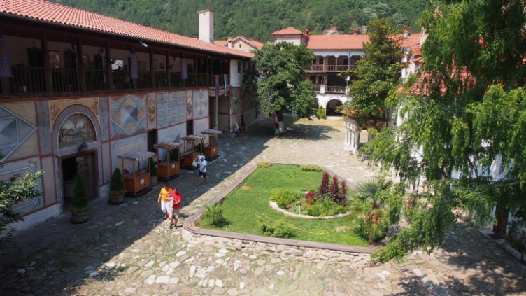 В Бачковския манастир сеят картофи, за да спасят стенописи