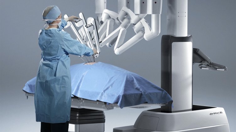 Извършиха първата хирургическа интервенция с робот във Варна