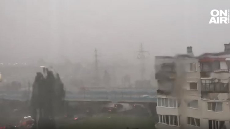 Буря наводни София, градушка удари Драгоман (ВИДЕО)