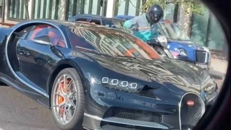 Да свият "Rolex"-а на шофьора, атака с чук над скъпо Bugatti (ВИДЕО)