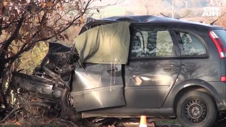 Челен удар между мазда и камион остави 3 трупа във Варненско