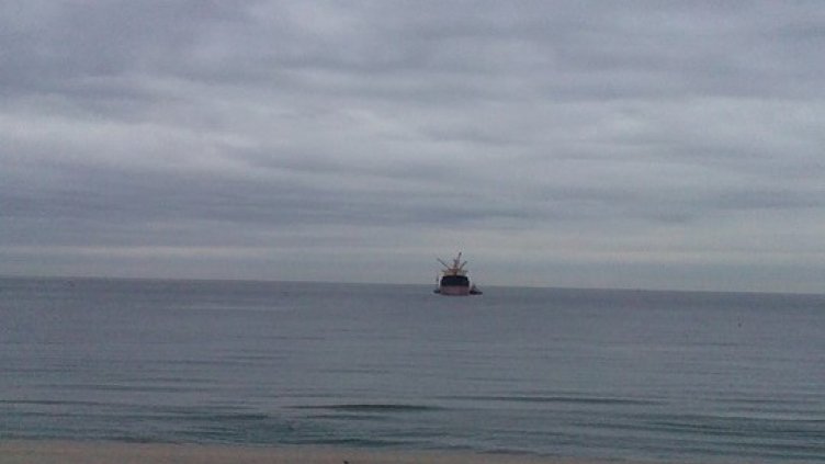 Корабът, който се намира в близост до плажа сменя екипаж