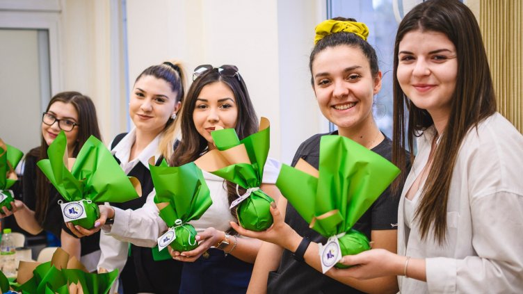 Бъдещи медици раздават ябълки на входа на Морската градина във Варна 