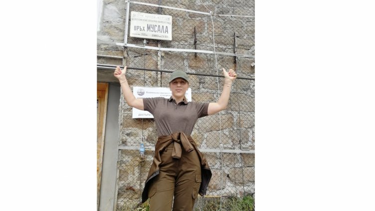 Вицепремиерът Марияна Николова изкачи връх Мусала навръх празника