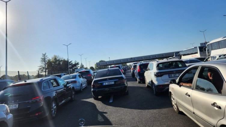 Опашки се извиха на границата ни с Турция