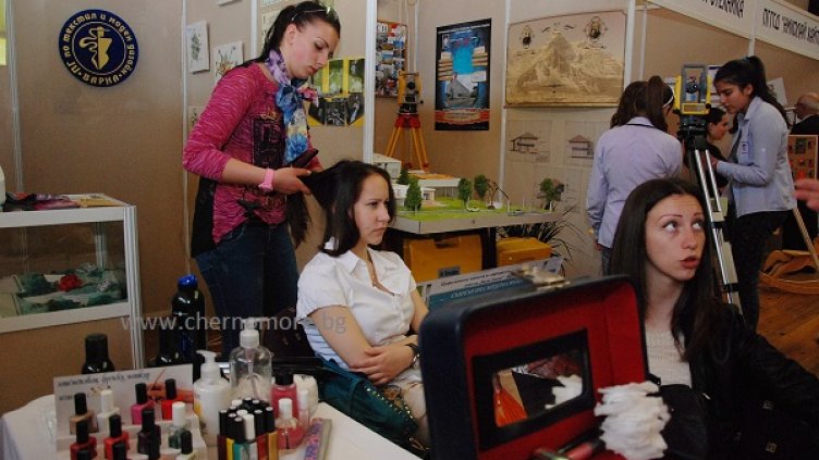 Ученици забъркаха коктейли на образователен форум (СНИМКИ)
