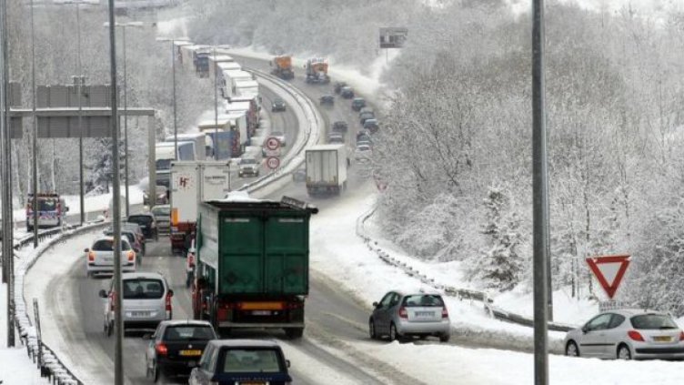 Къде обстановката е най-критична заради снега и трафика