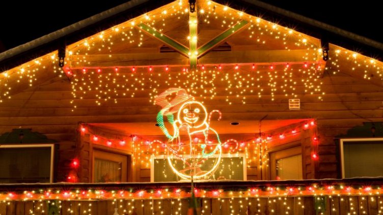 За Коледа: Чех украси къщата си с 50 000 лампички 