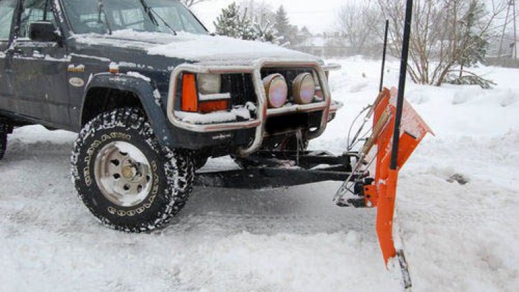 Кмет превърна автомобила си в снегорин