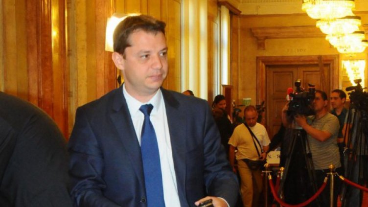 Добрев готов за съд, сам си дава имунитета