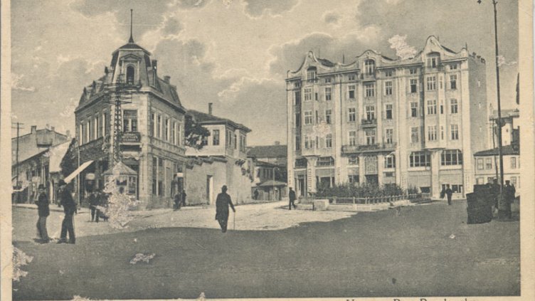 КАРТИЧКА ОТ 1920 ГОДИНА. На преден план е сградата на бр. Илчеви, зад нея - Бейската къща и хотел "Лондон". (Регионална библиотека &bdquo;Пенчо Славейков&ldquo;, Варна)