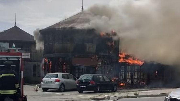 Разчистване: Запалиха последните бараки на "цирковата площадка" във Варна (СНИМКИ)