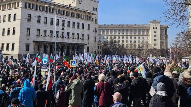 Двама депутати от „Възраждане“ са в болница след обгазяване, един е арестуван