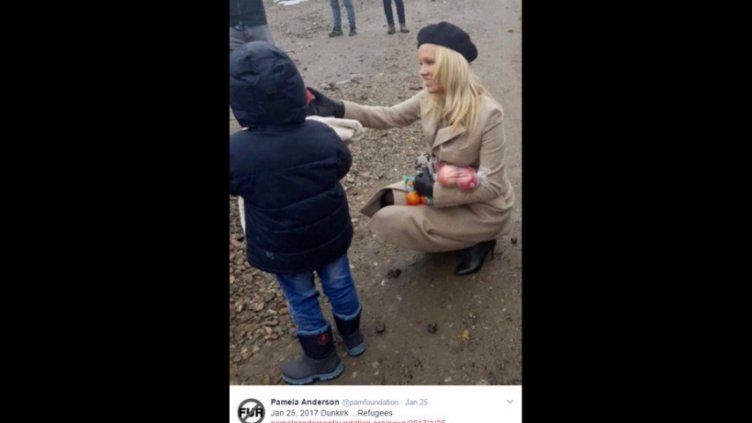 Памела Андерсън на гости при мигрантите в Кале
