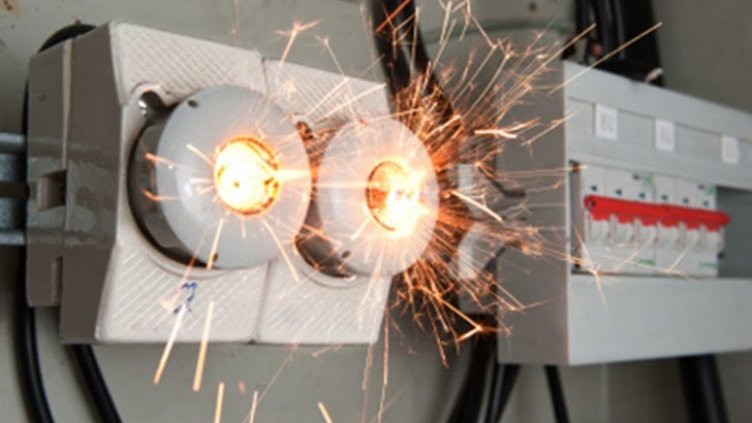 Късо съединение подпали 2 елтабла във Варна