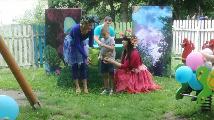 “Трите феи” усмихнаха малките пациенти на МБАЛ “Света Анна” в навечерието на 1 юни