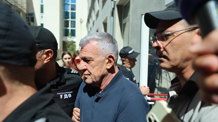 На Паскал са повдигнати три обвинения