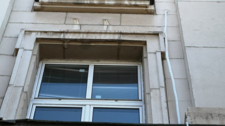 Боил Банов спря слагането на климатици на Ректората