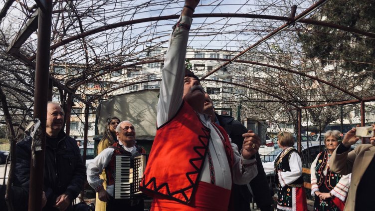 Пенсионери във „Владиславово“ празнуват Трифон Зарезан (СНИМКИ)