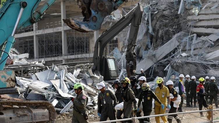 Почти 100 души са заклещени в рухнал блок в Мианмар