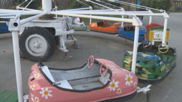3-годишно момиченце е в шок, след падане от въртележка