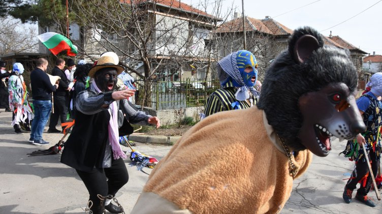 Кукери гониха злото във варненското село Тополи (СНИМКИ)