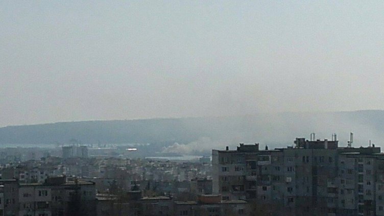 Пожар в Южна промишлена зона във Варна вдигна на крак огнеборците