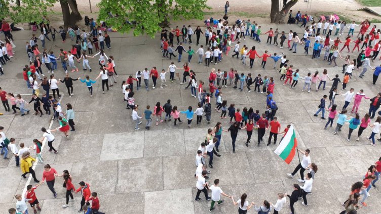 Стотици варненски ученици извиха кръшни хора за Деня на Кирил и Методий (СНИМКИ)
