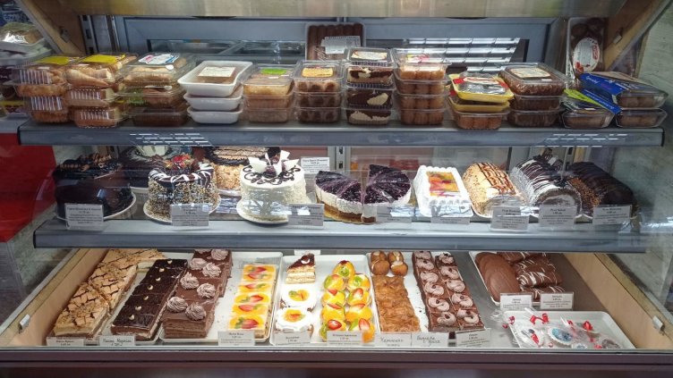 Поръчваш си паста в сладкарница, сервитьорът ти носи… етикет с годността й