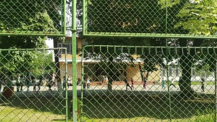 Пак тръгнаха заплашителни имейли към училища