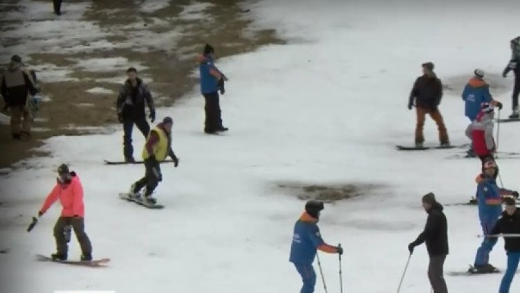 Туристи отменят резервации заради липса на сняг