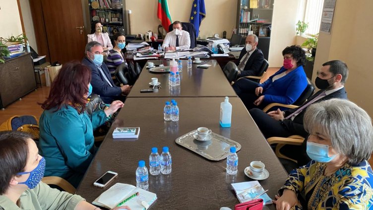 Защо искаме COVID тестове на учениците? МОН отговаря на притесненията 