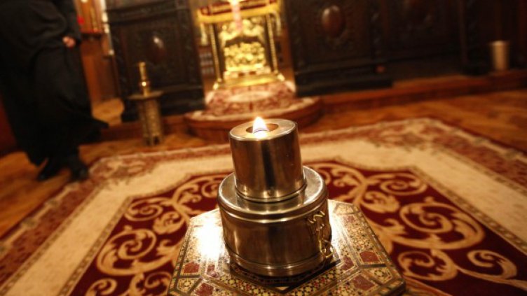 След бой в черква: Жена със счупен нос, мъж на съд 