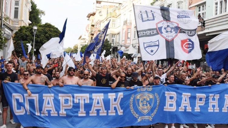 С празнично шествие фенове празнуват 100-годишния юбилей на Спартак (СНИМКИ)