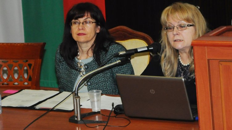 Началникът на РИО - Варна Венцеслава Генова запозна директорите на детските градини и училищата с новия образователен закон. Снимка ПЛАМЕН ГУТИНОВ