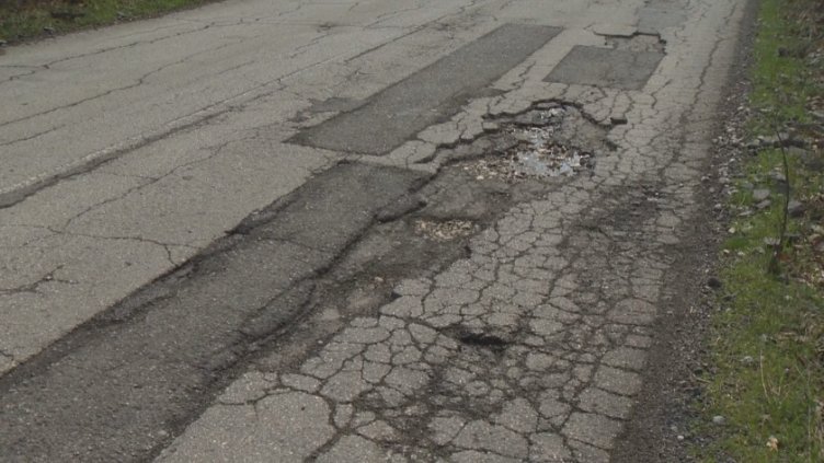 Най-големият общински път в община Аврен е дупка до дупка...