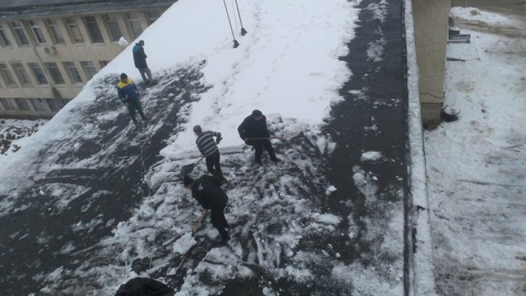 Спасяват медицинска апаратура с лопати