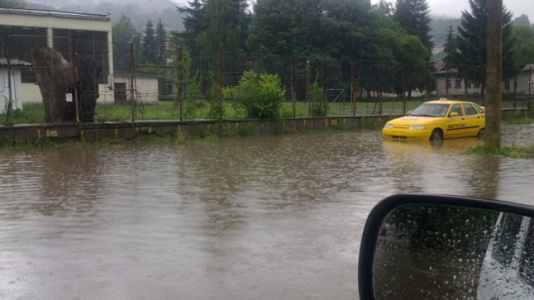 Тетевенско се бори с водата. Бедствeното положение остава