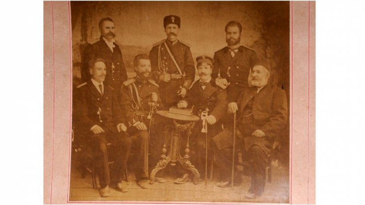 НА ФОТОГРАФИЯТА ДО МАСИЧКАТА СЕДНАЛИ Сава Доброплодни, председател на Варненския административен съвет, Халил ефенди, губернаторът Баумгартен и представители на временното руско управление.