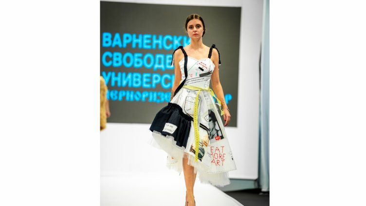 Студентка на Варненския свободен университет създаде рокля, която „говори“ за изкуство и дизайн