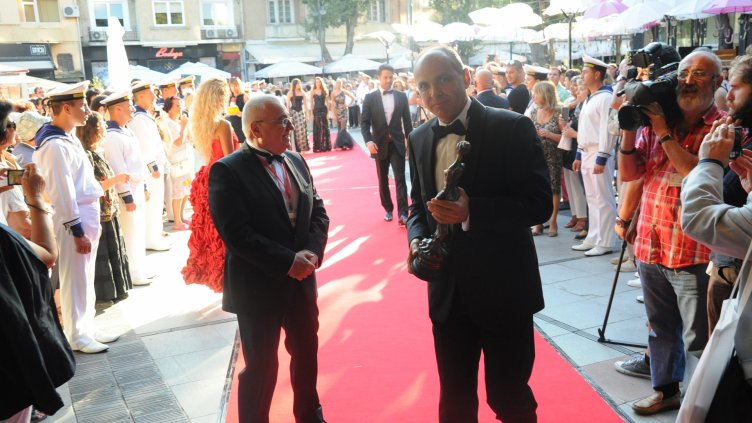 Звездите минаха по червения килим на "Любовта е лудост" (СНИМКИ)